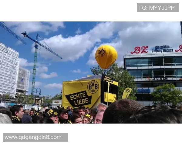 宣示主权？图片报：慕尼黑1860球迷跑去拜仁训练场邻近涂鸦